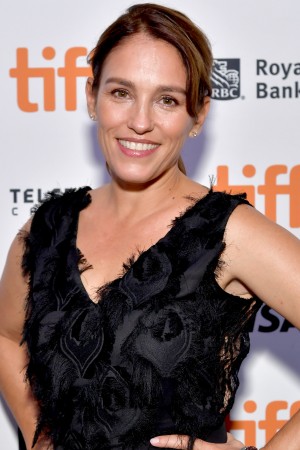 Amy Jo Johnson tüm dizileri dizigom'da