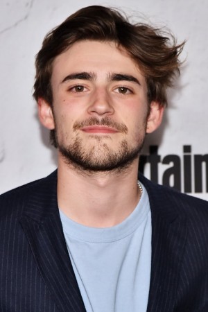 Charlie Rowe tüm dizileri dizigom'da