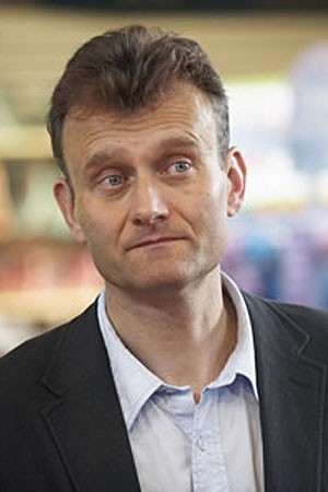 Hugh Dennis tüm dizileri dizigom'da