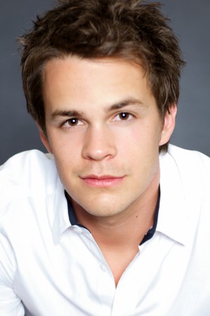 Johnny Simmons tüm dizileri dizigom'da