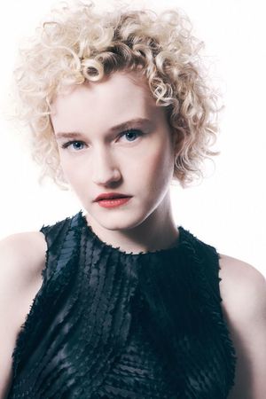 Julia Garner tüm dizileri dizigom'da