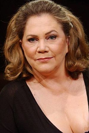 Kathleen Turner tüm dizileri dizigom'da