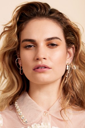 Lily James tüm dizileri dizigom'da