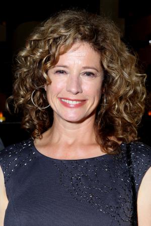 Nancy Travis tüm dizileri dizigom'da