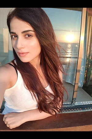 Radhika Madan tüm dizileri dizigom'da