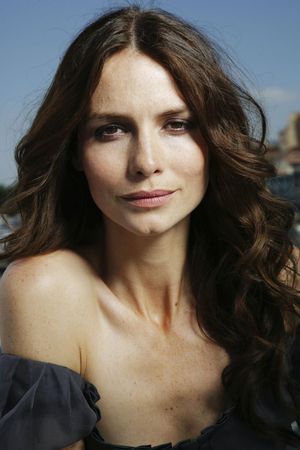 Saffron Burrows tüm dizileri dizigom'da